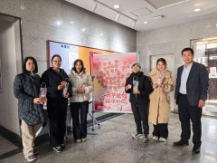 女教职工们正在工会员的指导下领取属于